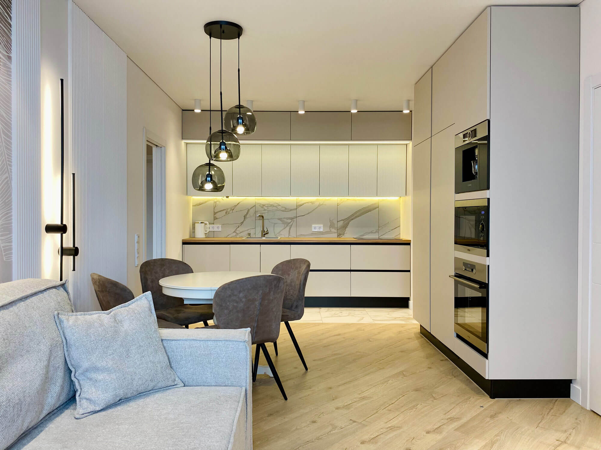 kitchen-niche and dining table in the living room, 3-bedroom apartment 90 m2, photo after renovation