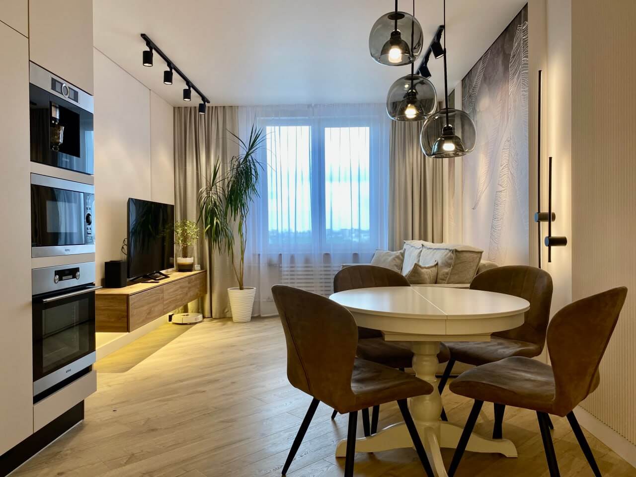 living room, dining area in 3-bedroom apartment of 90 m2, photo after renovation